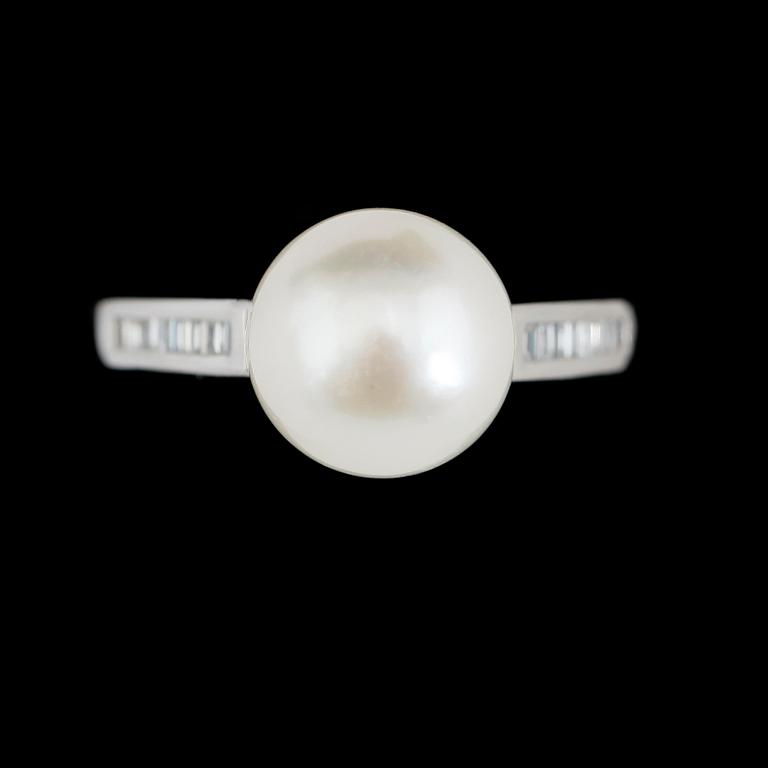 RING, 14K vitguld, diamanter och akoyapärla.