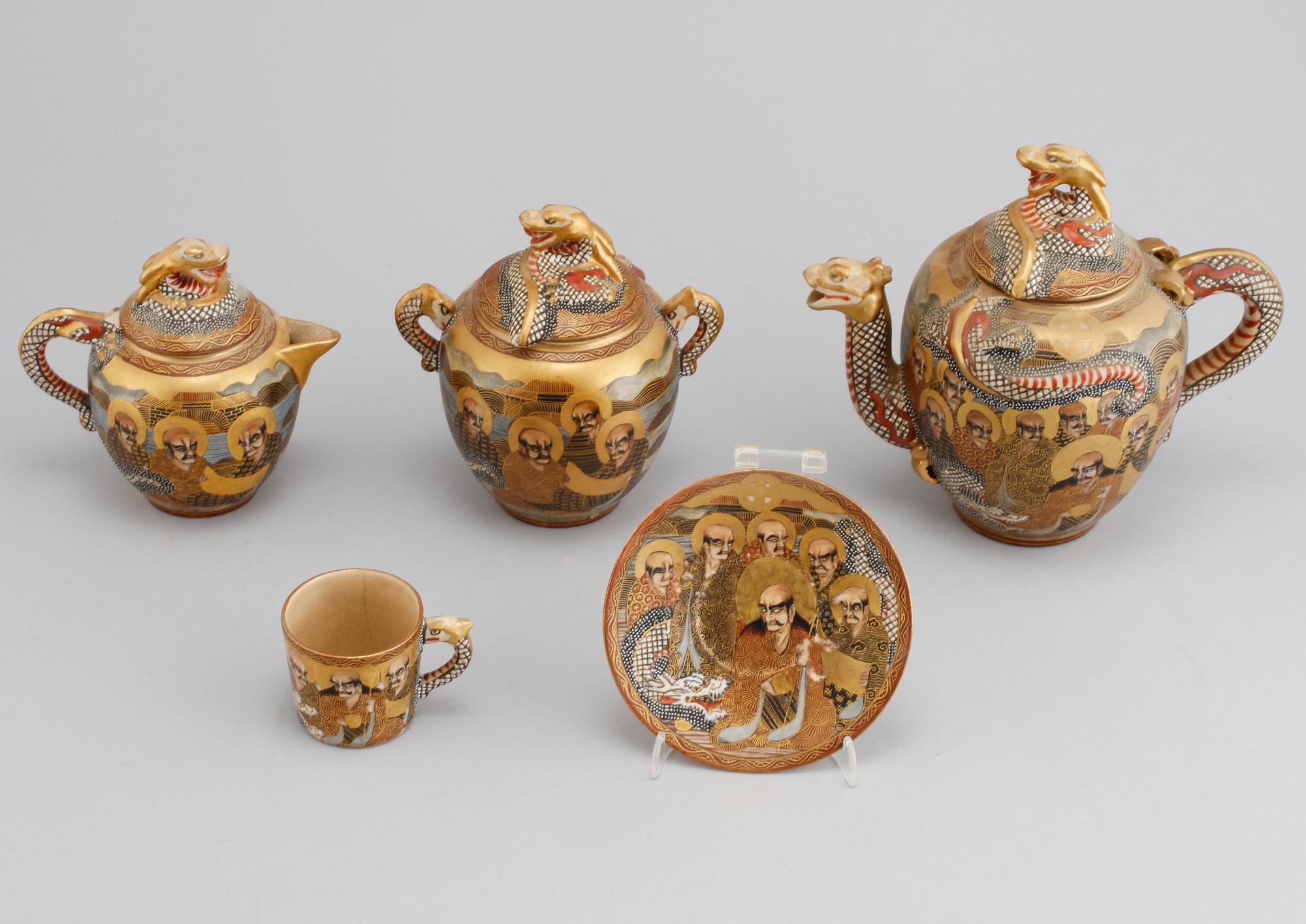 A japanese tea set from turn of the century 1900.
