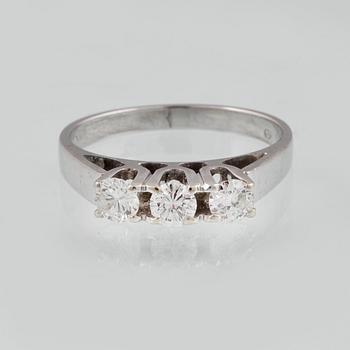 RING, 18K vitguld med 3 briljantslipade diamanter ca 0.45 ct, importstämplad. Vikt 3,2 gram.
