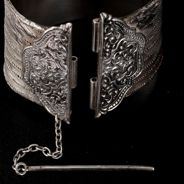 ARMBAND, silver. Mellanöstern 1900-talets första hälft. Vikt 65,5 g.