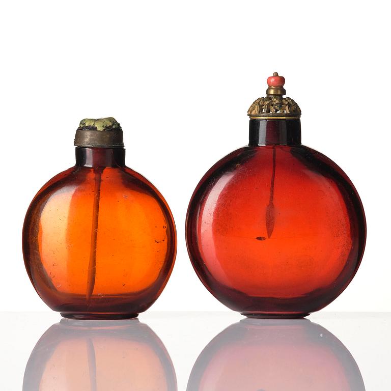 A set of two large glass snuff bottles, late Qing dynasty, circa 1900.