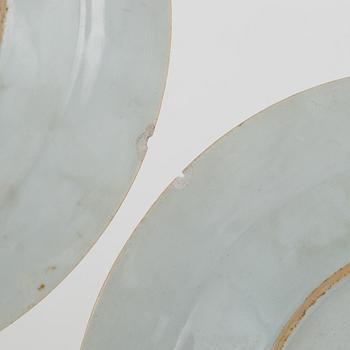 A famille rose punch bowl and two plates, Qing dynasty, Qianlong (1736-95).