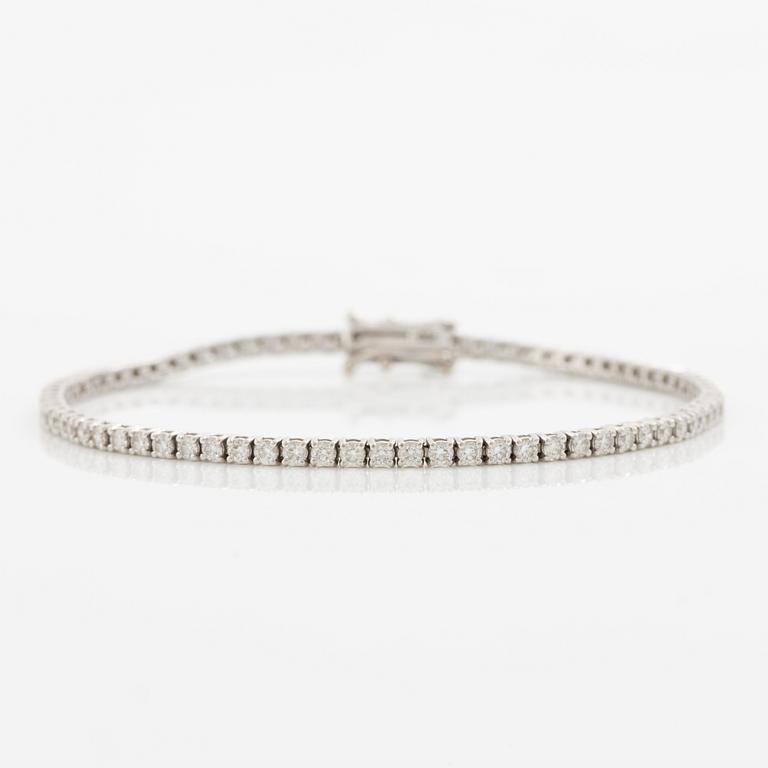 Tennis bracelet 18K white gold with round brilliant-cut diamonds.