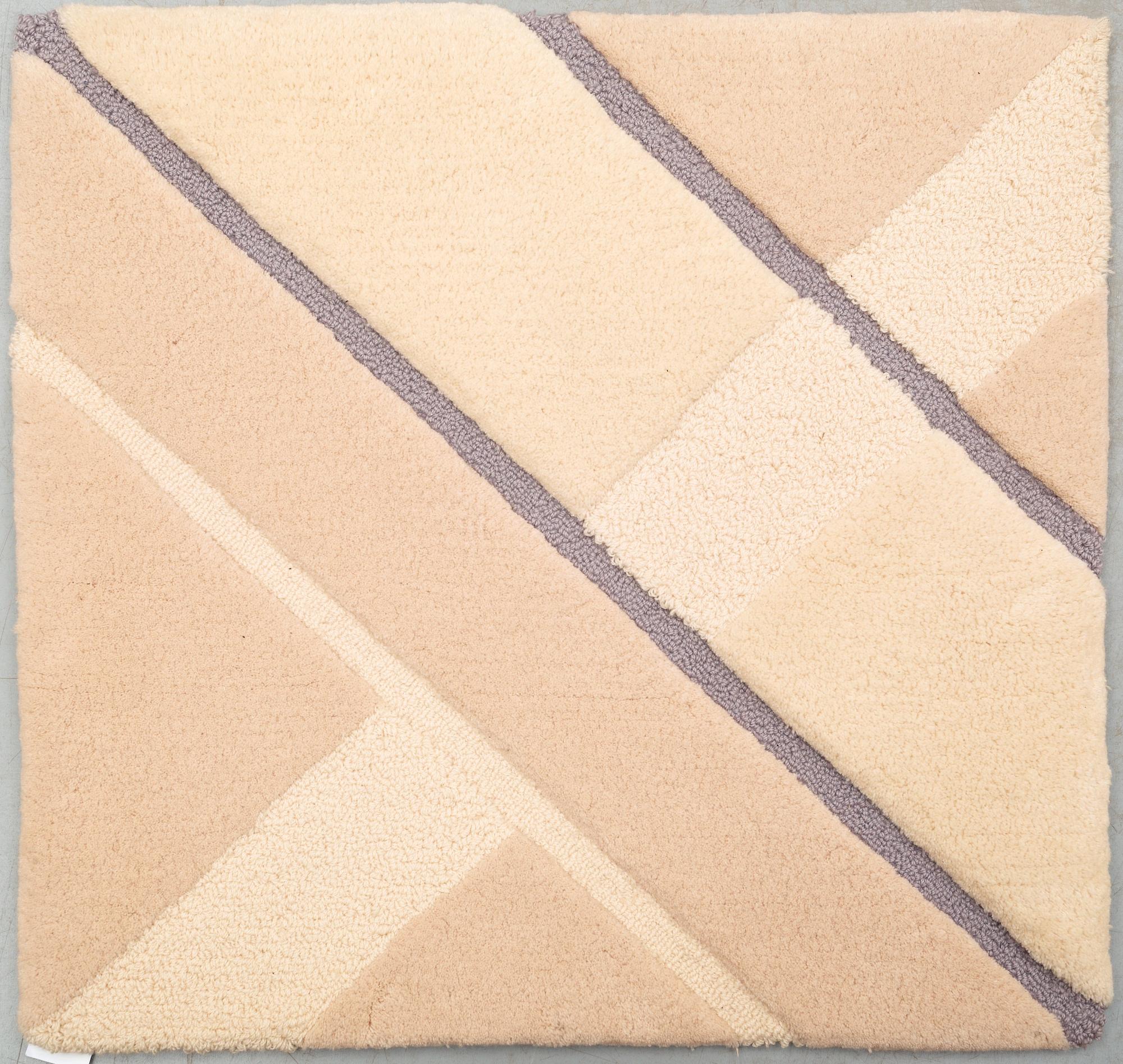 MATTA, 4 delar. Handtuftad i relief. 118,5 x 119 samt tre delar 74,5 x 74 cm var. Berit Woelfer, Kasthall Ateljé AB.