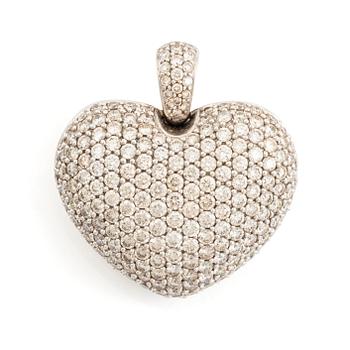 A heart pendant in 18K white gold set with round brilliant-cut diamonds.