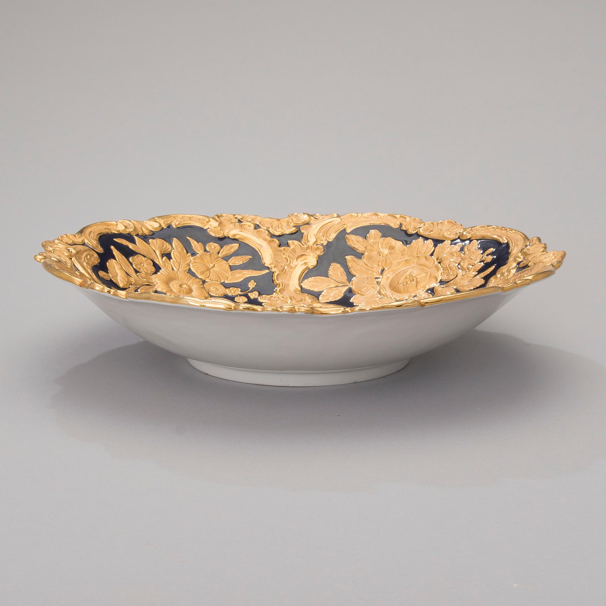 A Meissen porcelain bowl, 1934-1972.