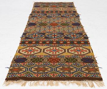 Bänkalängd, allmoge, krabbasnår, 1900-tal. 237 x 62 cm.