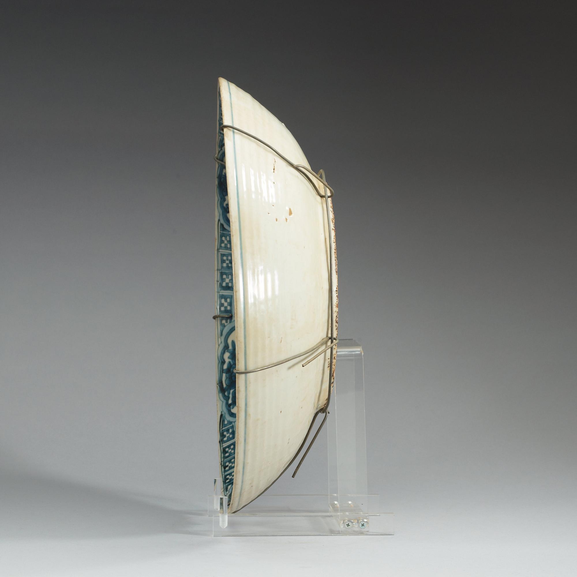 A large blue and white charger, Ming dynasty, Wanli (1572-1620). Swatow.