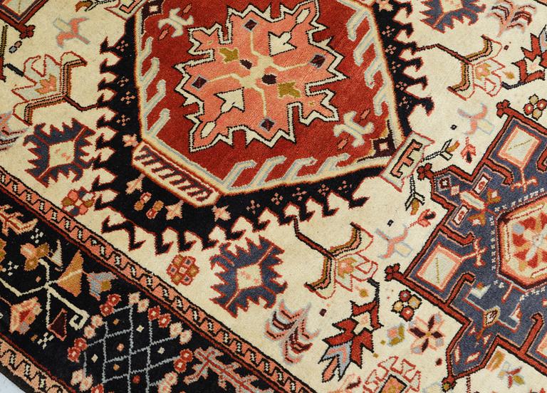 A Heris carpet, approx. 211 x 140 cm.