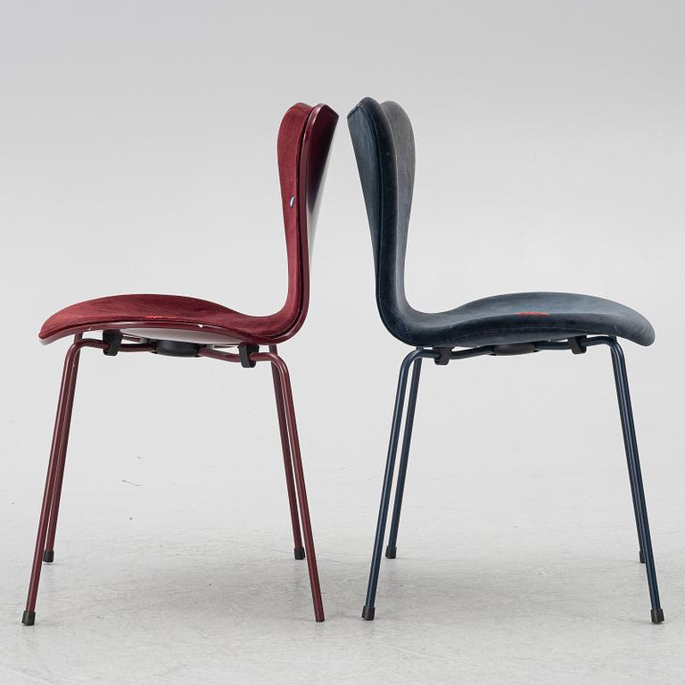 Arne Jacobsen, a pair of 'Sjuan' chairs, special edition Lala Berlin, Republic of Fritz Hansen, 2017.