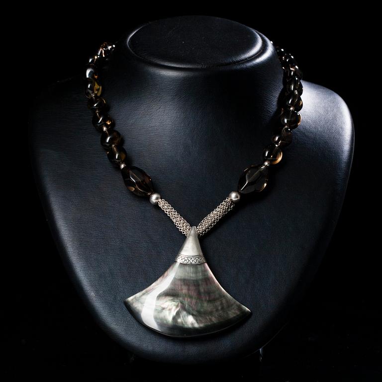 HALSSMYCKE, rökkvarts, pärlemor, silver. Claude Dasque Frankrike, 1900-talets slut.
