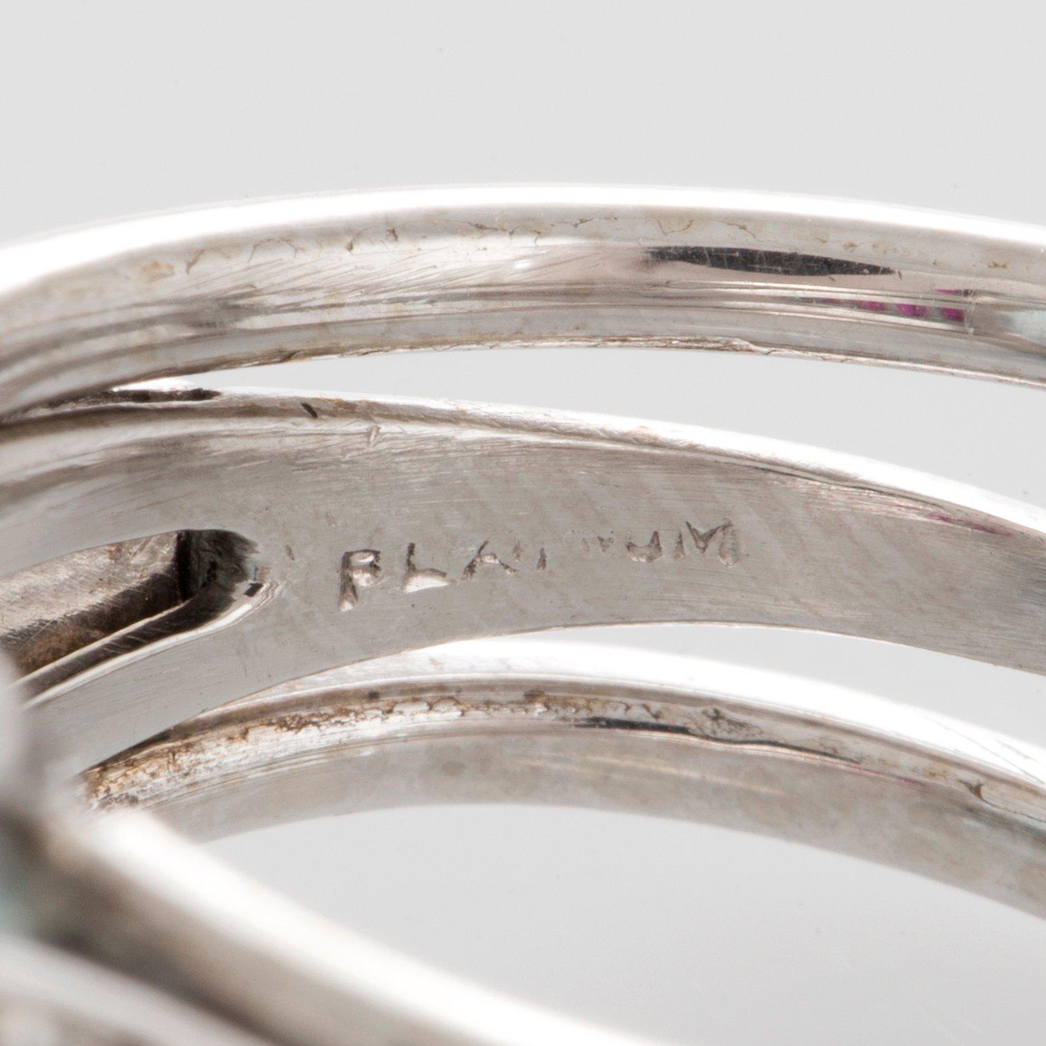 Ring med en fasettslipad akvamarin ca 35 ct och trappslipade rubiner total vikt ca 1.50 ct.