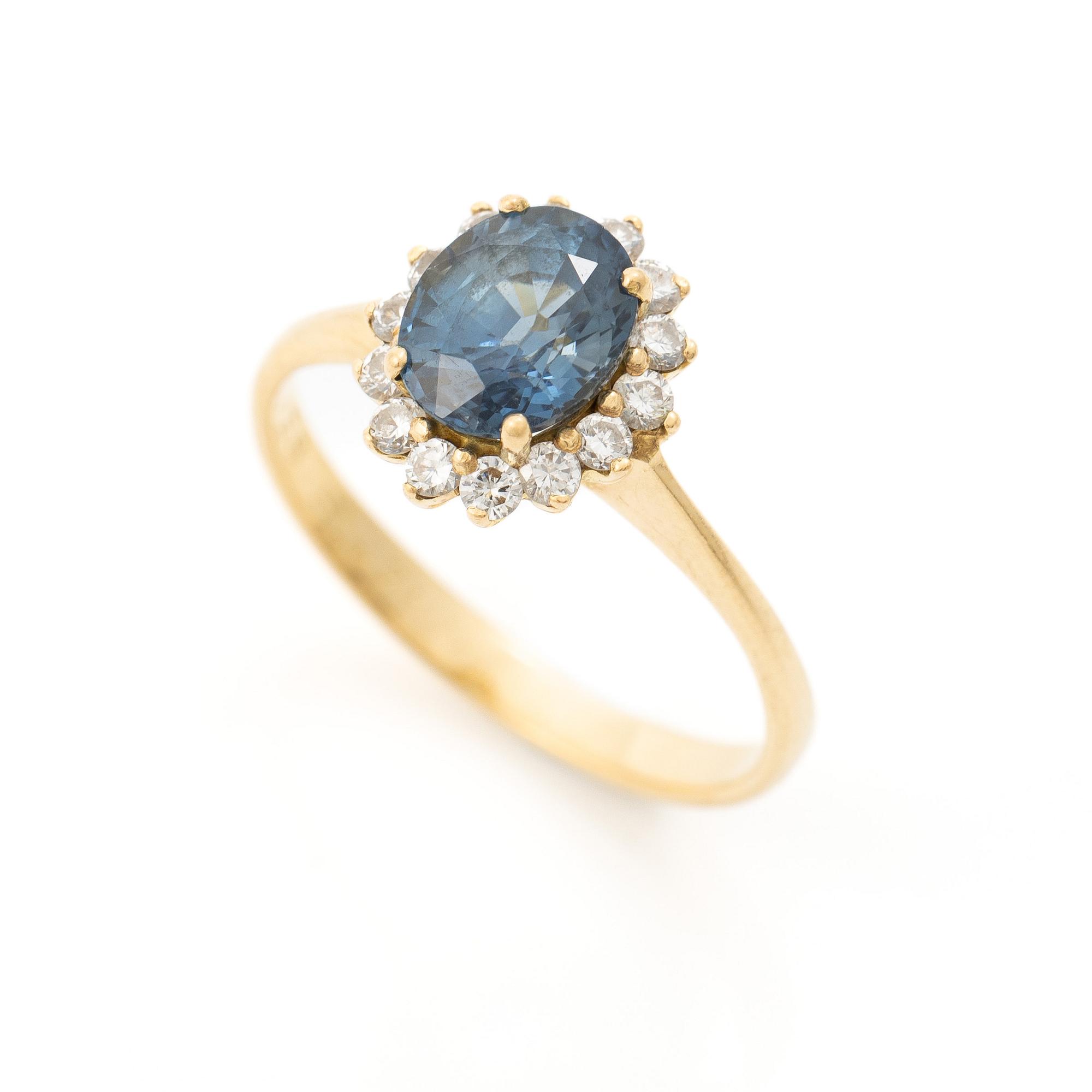 Ring, cluster, 18K gold with sapphire and brilliant-cut diamonds.