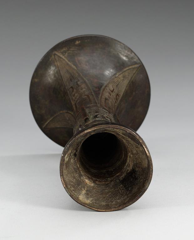 A Gu shaped ritual bronze vessel, 17/18th Century.