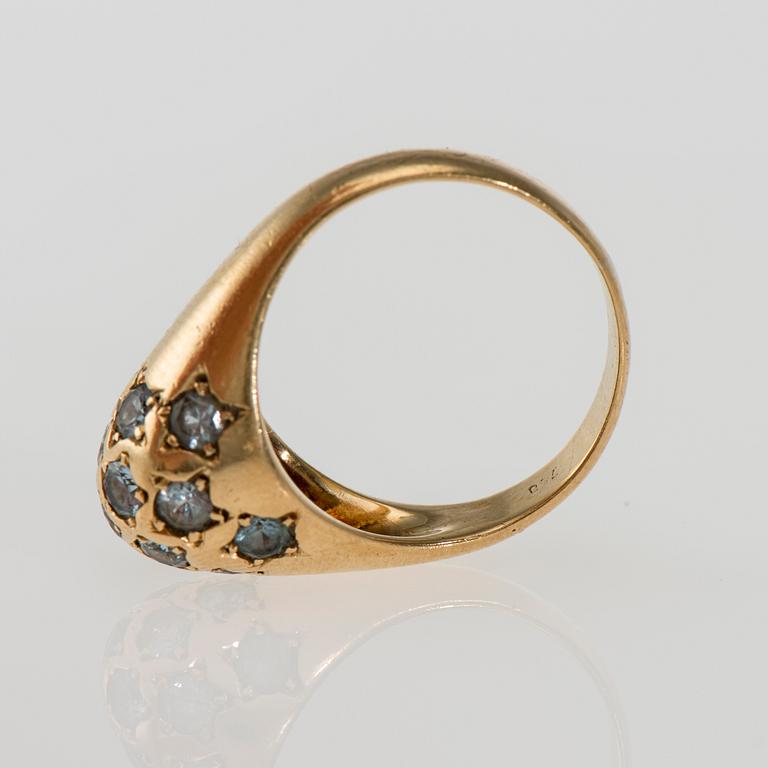 RING, 18K guld, syntetiska spineller. Vikt ca 5,6 g.