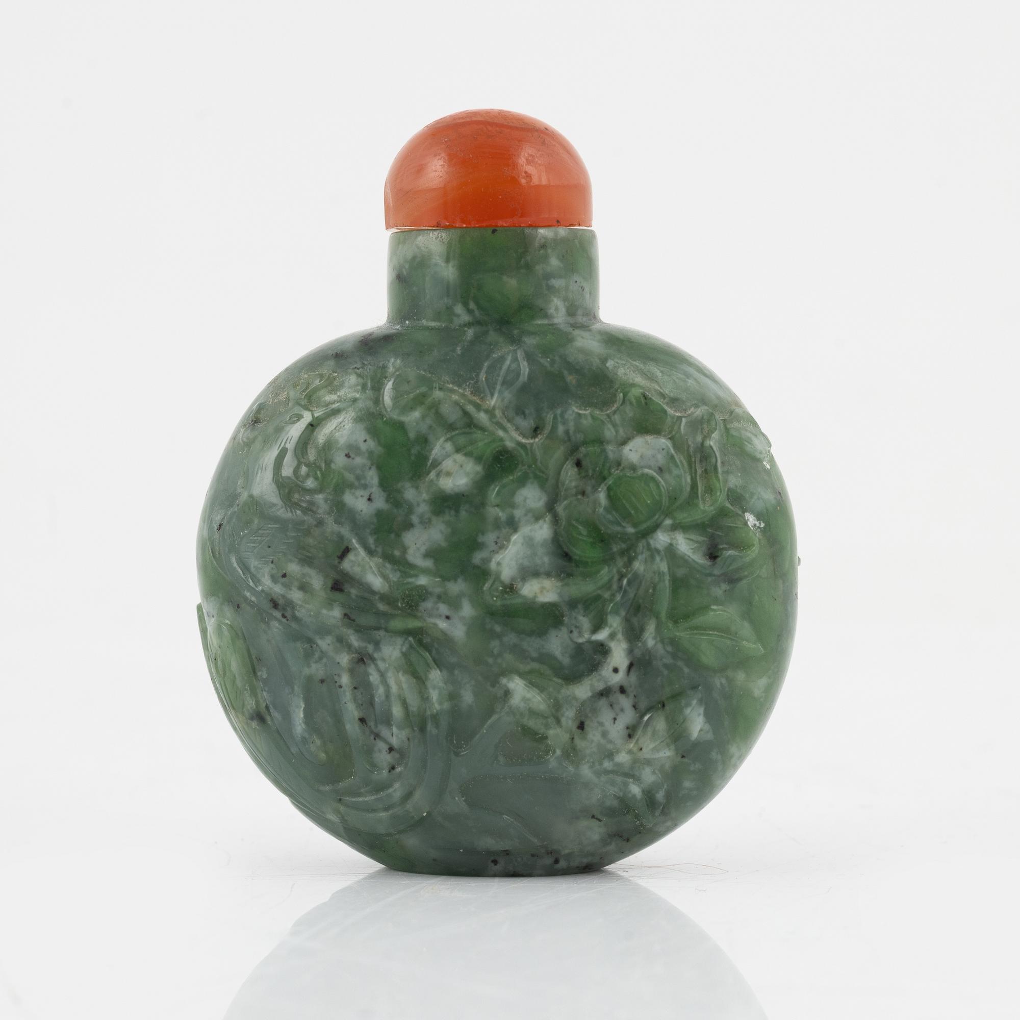 A Chinese snuff bottle, 20th Century.