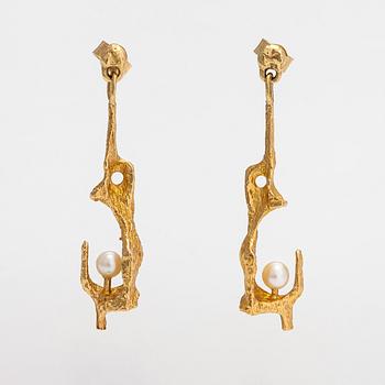 Björn Weckström, A pair of 18K gold earrings "By the springs" with cultured pearls. Lapponia.