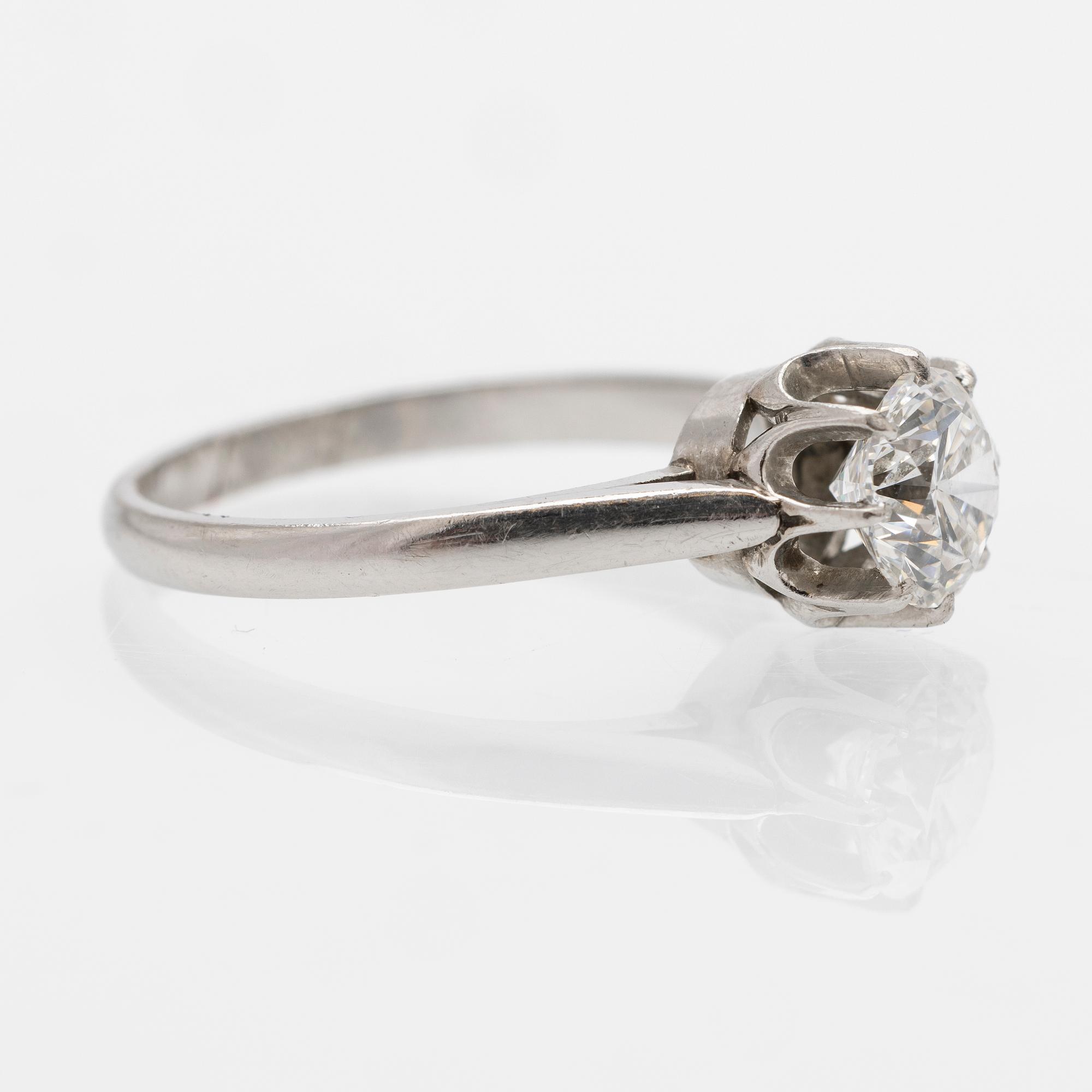 18K white gold solitaire ring with a diamond, France, 20th century.