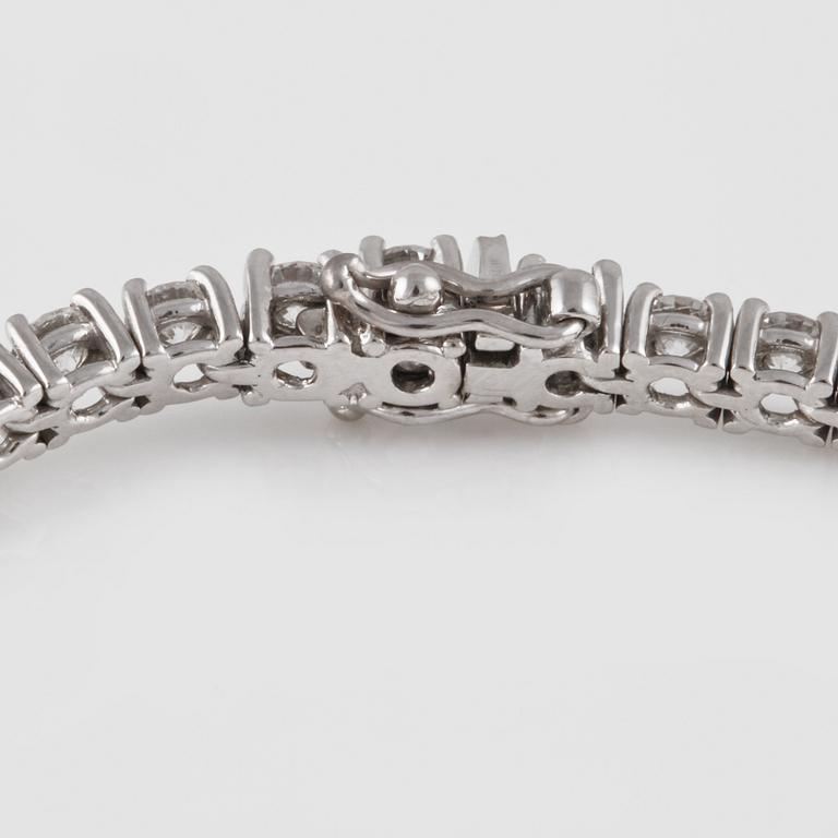 ARMBAND, 18K vitguld med briljantslipade diamanter ca 5.13 ct. Vikt 12,3 gram.