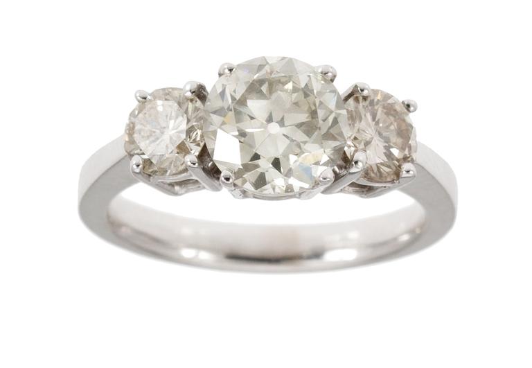 RING, antique- and brilliant cut diamonds, 1.70 ct resp app. 0.45 ct each side stone.