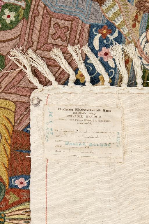 Vävnad Gulam Mohidin Indien 1900-tal broderad ca 193x146 cm.