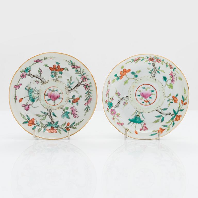 A set of 12 Chinese porcelain plates, circa 1900.