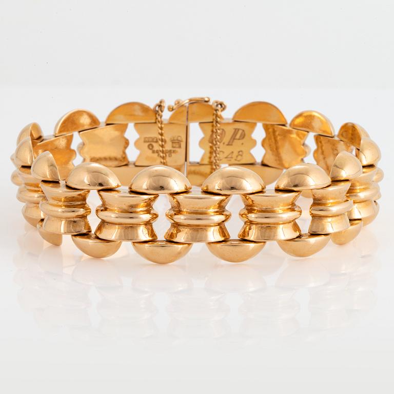 An 18K gold bracelet.