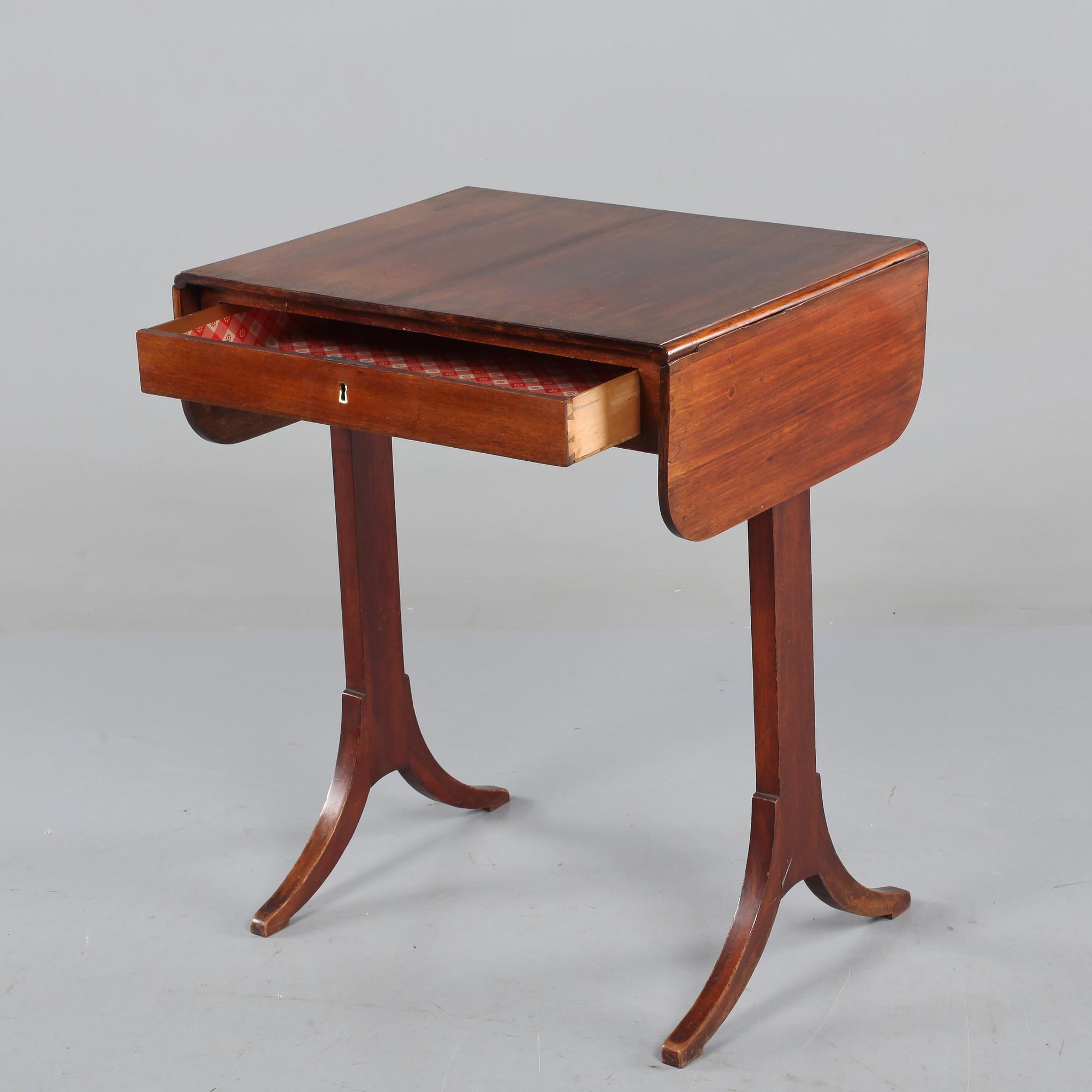 DAMARBETSBORD, Karl Johan, 1800-talets första hälft.