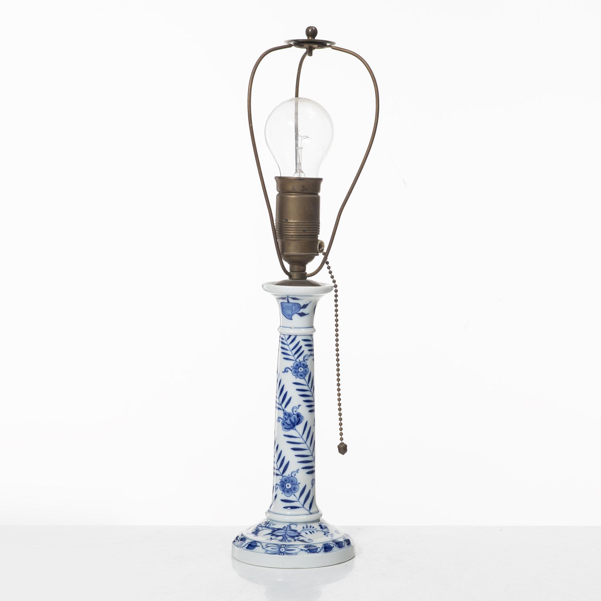 Meissen, a set of nineteen porcelain parts, 'Zwiebelmuster/Blue Onion', Germany.