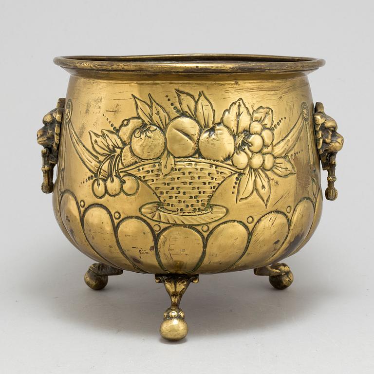 AN 18TH CENTURY BRASS FLOWER POT.