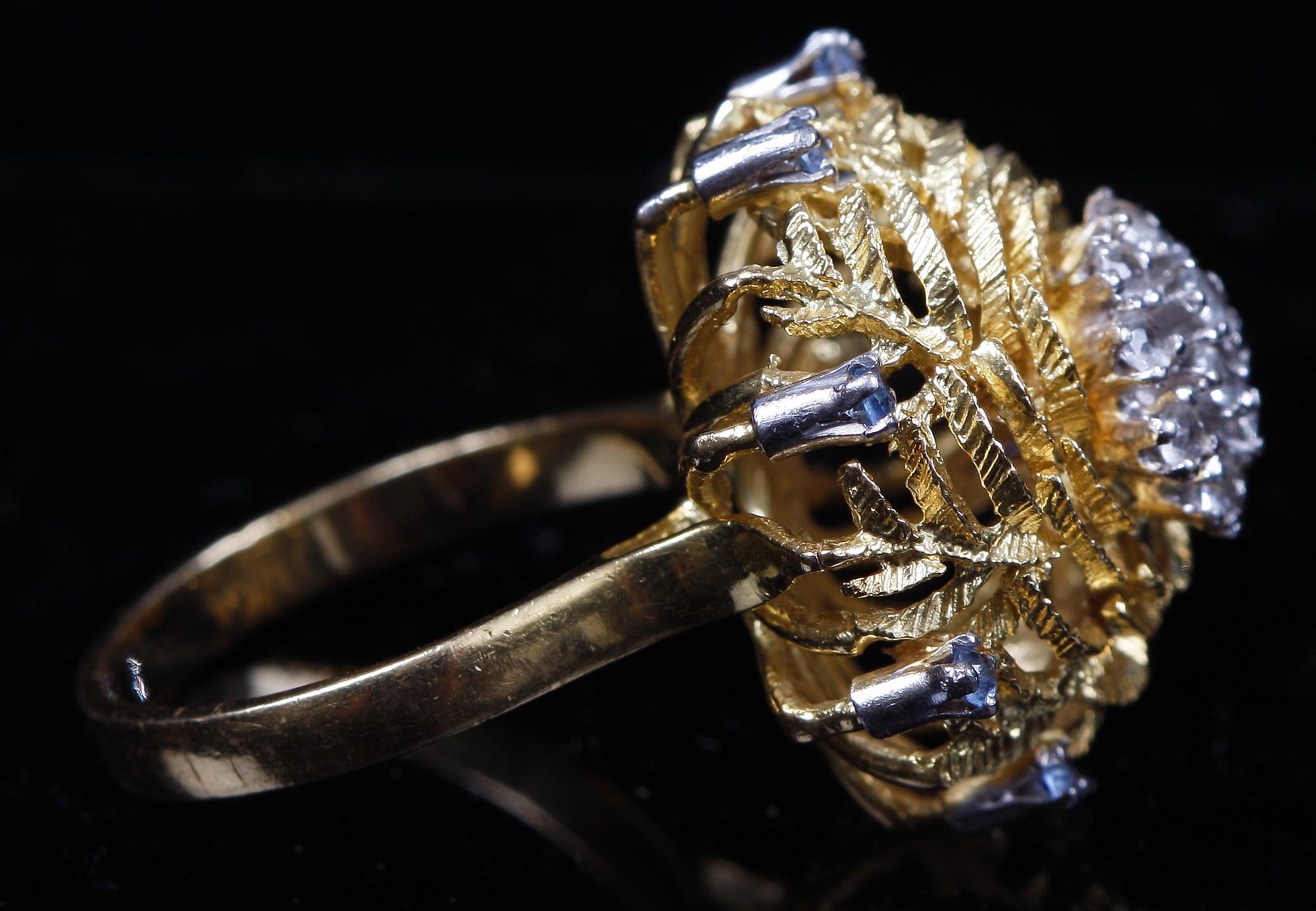 RING, 14k guld med vita och blå stenar.