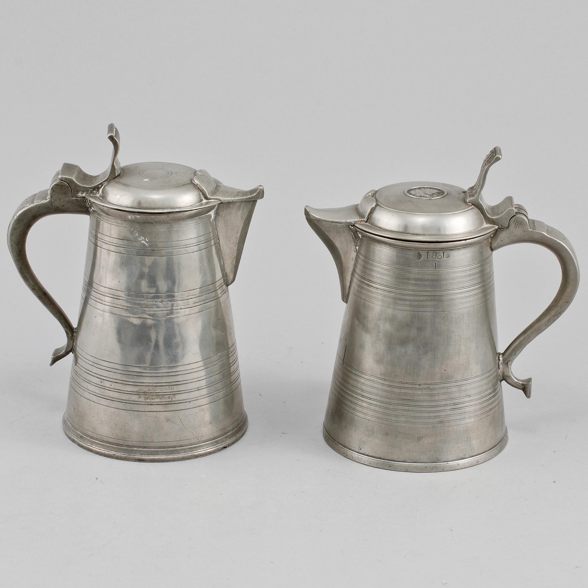 SKÄNKSTOP, 2 st, tenn, bl a Gustav Eklöf, stämplade i Vänersborg, 1815-1833.
