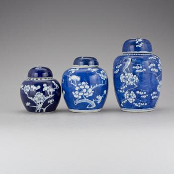 URNOR med LOCK, 3 st. Porslin, Kangxistil, Kina. 1900-tal.