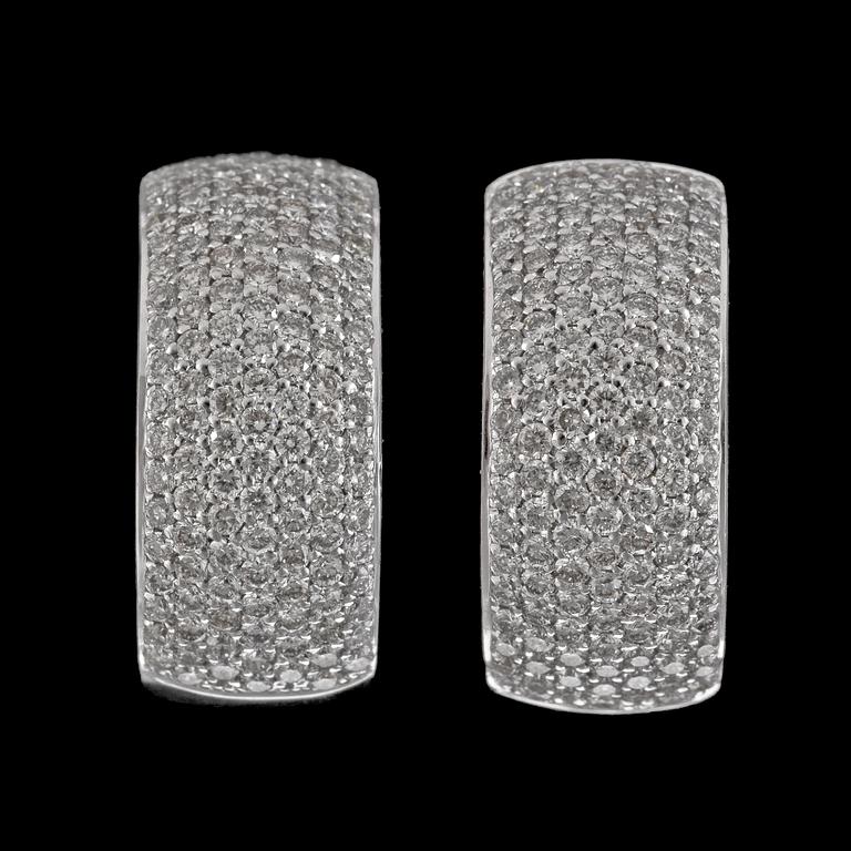 ÖRHÄNGEN, briljantslipade diamanter, tot. 1.09 ct.
