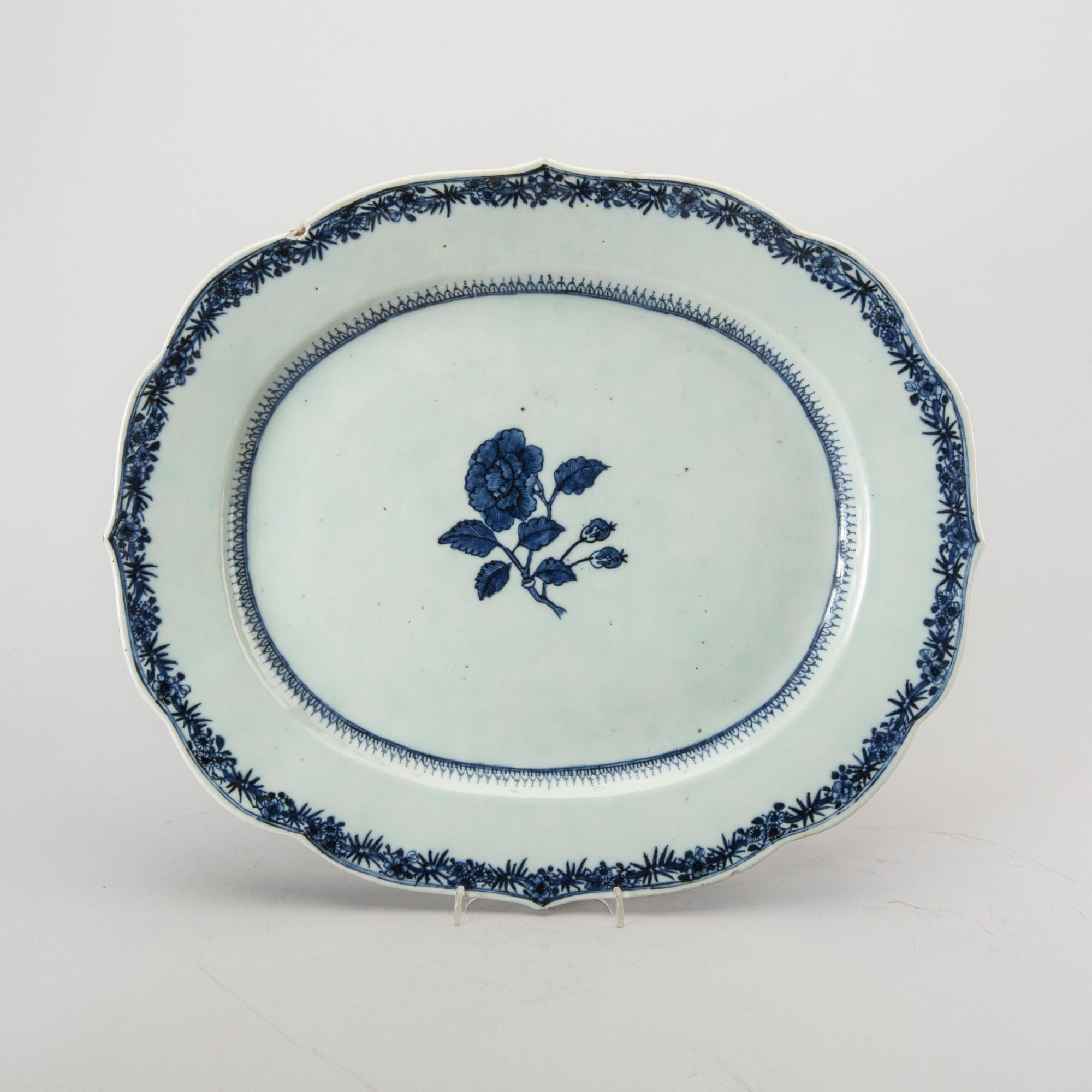 TERRIN med LOCK och FAT, porslin, Kina, omkring 1800.