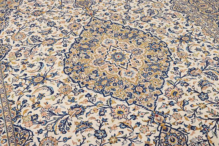 A Kashan carpet, a. 342 x 250 cm.