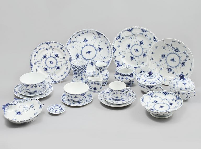 SERVISDELAR, 80 st, porslin, "Musselmalet", Royal Copenhagen, 1900-talets andra hälft.