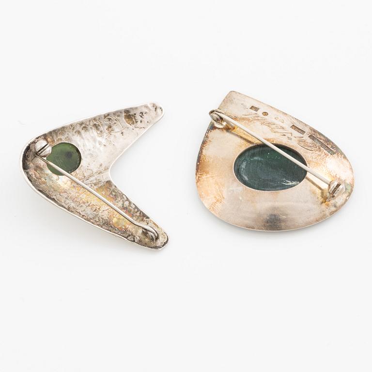 Två broscher, silver med malakit samt grön sten, Per Sköld, Stockholm 1953 och KÅPE, Växjö 1956.