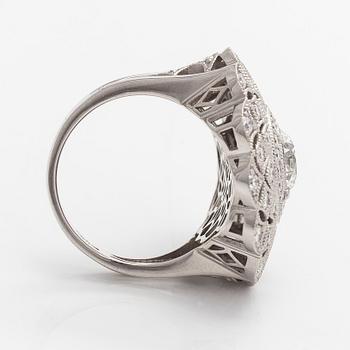 Sormus, briljanttihiotut timantit, keskitimantti 1,63 ct, 18K valkokultaa.