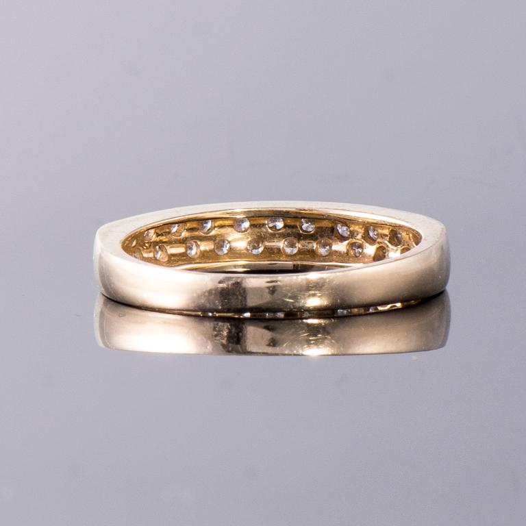 RING, 14K guld, 21 st små briljantslipade diamanter. Vikt 2,3 g.
