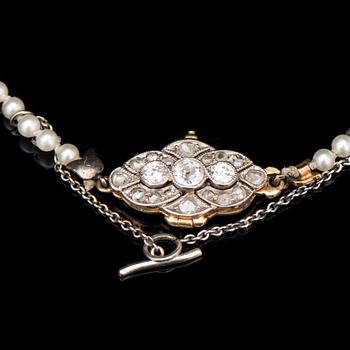 A PEARL NECKLACE, clasp in 14K gold with old and rose cut diamonds. I. Erling,  Helsinki Finland 1903-1948.
