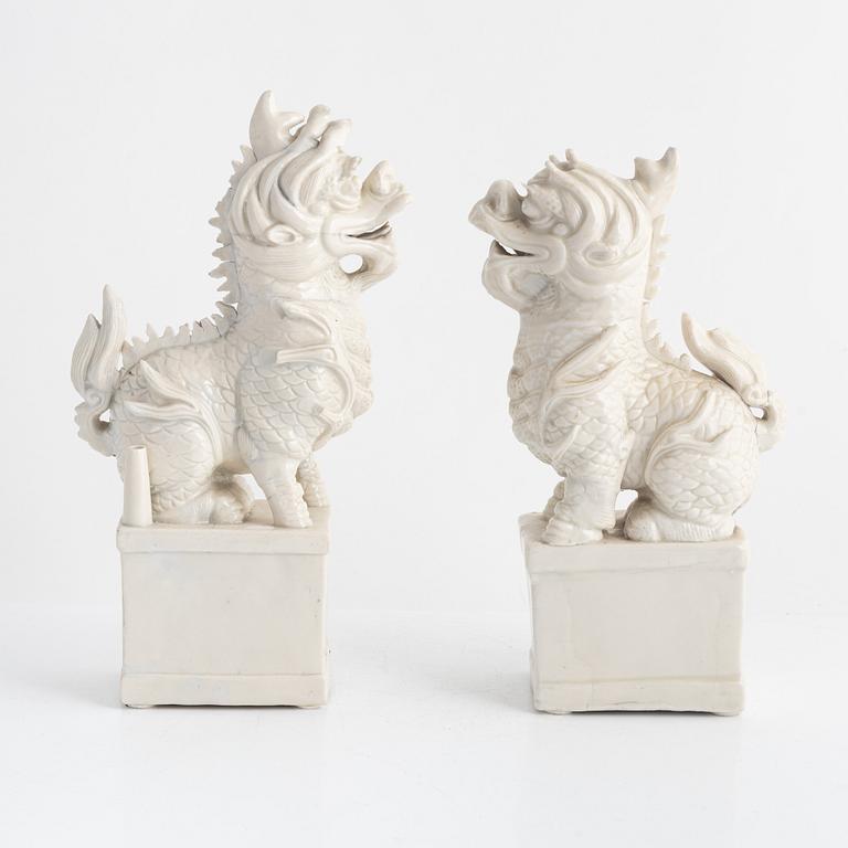 Figuriner / rökelsehållare, ett par, porslin, Kina, 1900-tal.