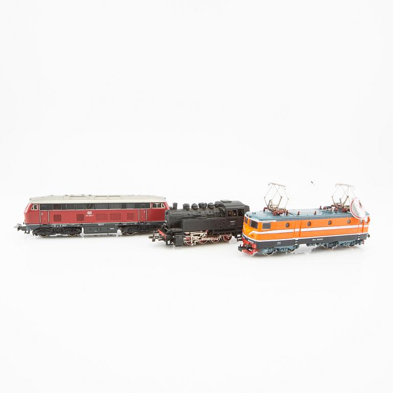 Märklin, 4 pcs. locomotives, including model 3031 and 3074, 6 cars of various models.