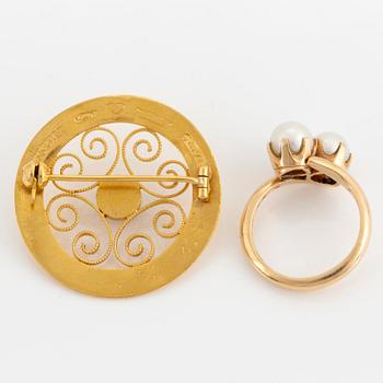 18K gold brooch and ring.