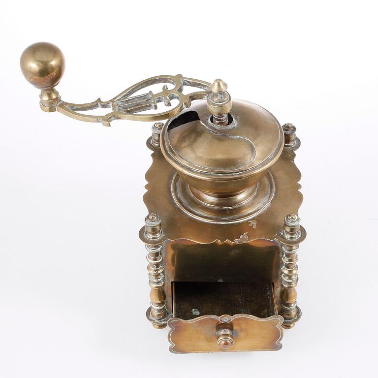 KAFFEKVARN samt KORKSKRUV, mässing 1800-talets andra hälft.