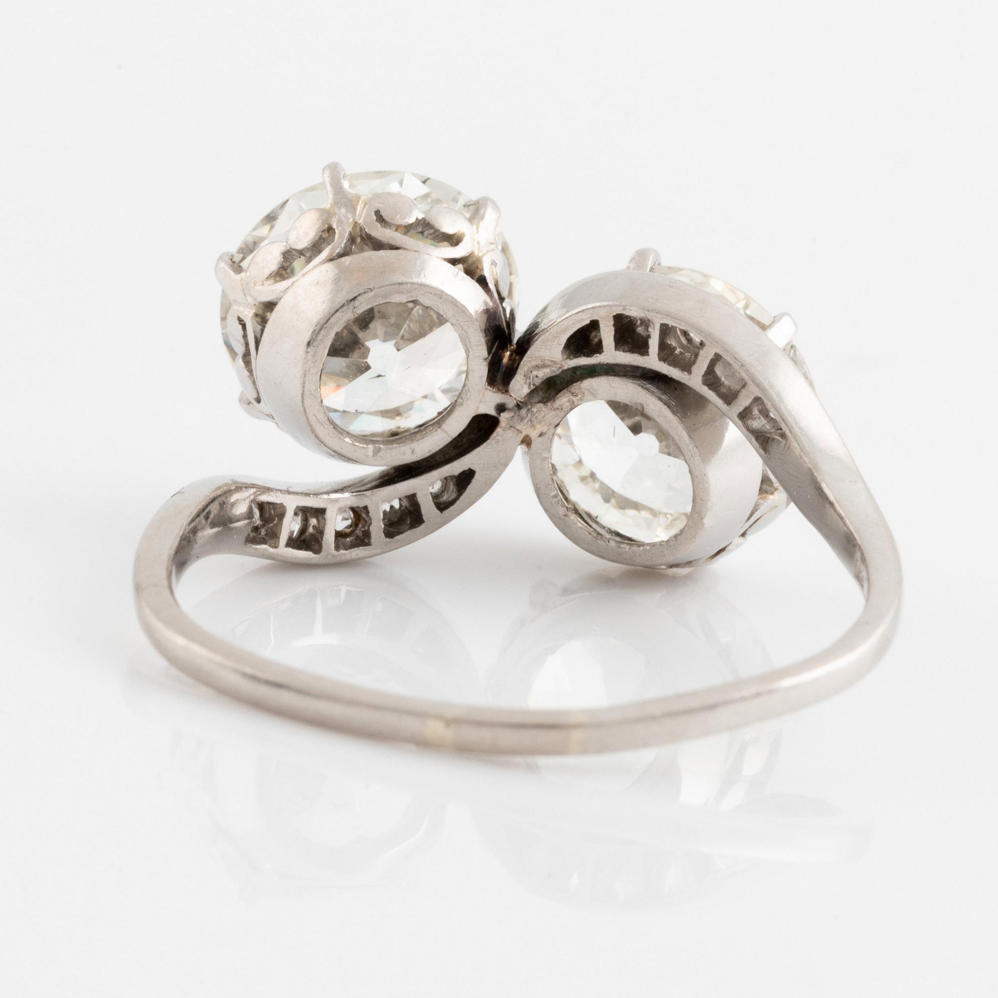 Ring platina med två gammalslipade diamanter totalvikt ca 5.00 ct.