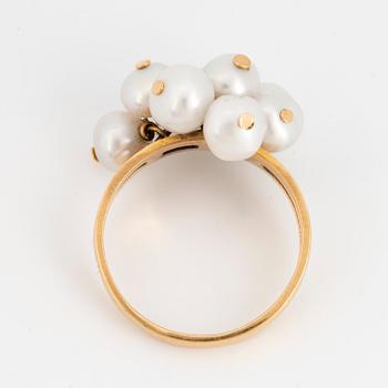 18K gold ring with pearls.