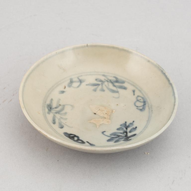 A group of five blue and white bowls, Ming dynasty (1368-1644).