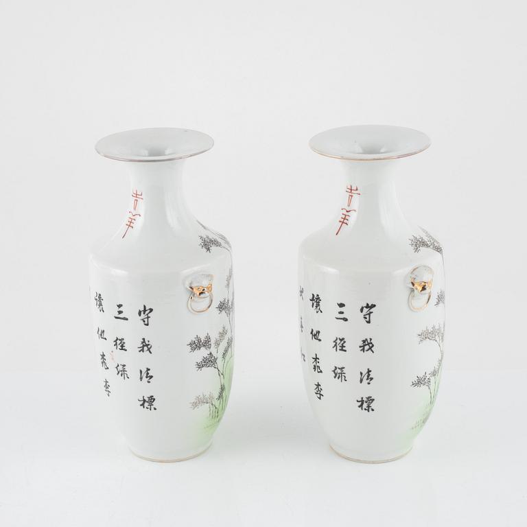 Vaser, ett par, porslin, Kina, 1900-tal samt tallrik, porslin, Kina, Qianlong (1736-95).