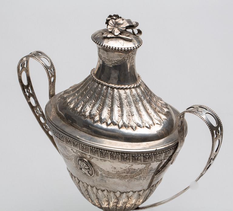 STRÖSOCKERSKÅL, silver, Peter Pihl, Västervik, 1800. Vikt ca 827 g.